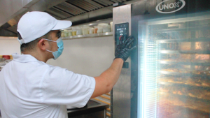 Hornos Eficientes: Cocinando Delicias sin Calor Extremo