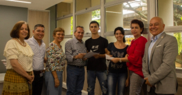 Sue&ntilde;os que se cumplen: Tres estudiantes reciben la beca de L&eacute;na Foundation.